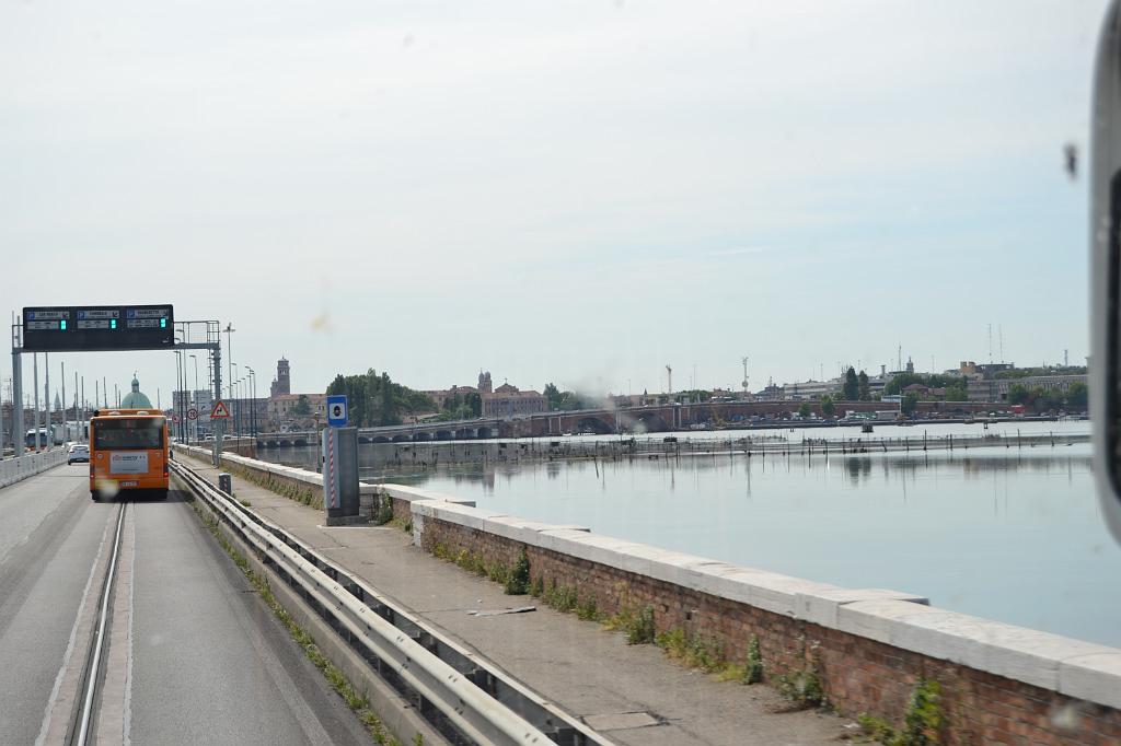aDSC_0423_Al het verkeer van het vasteland naar Venetie moet de lange Vrijheidsbrug oversteken en moet dan parkeren.JPG